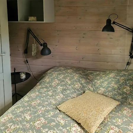 بيت للعطل Black-painted Log House Overlooking Vejle Fjord